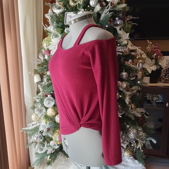 Mm Mm Mm cold shoulder top - Picture 3 of 11